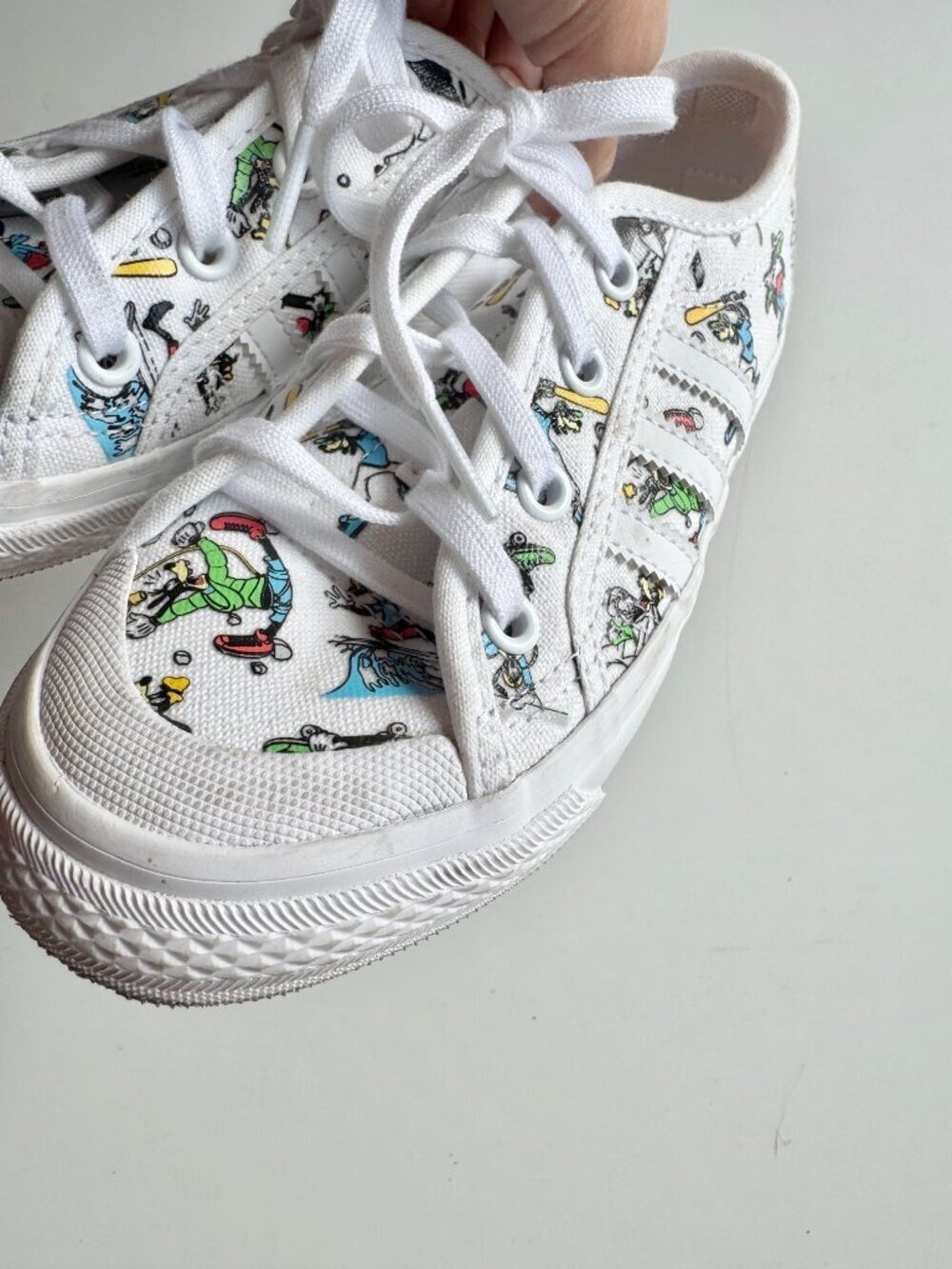 Kids' ADIDAS x DISNEY Nizza Goofy White Canvas Low Top Sneakers, Size 13 - Picture 7 of 15